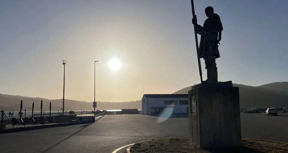 Estatua en el puerto de O Vicedo