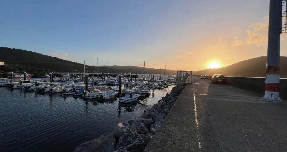 Barcos amarrados en el puerto de O Vicedo al atardecer