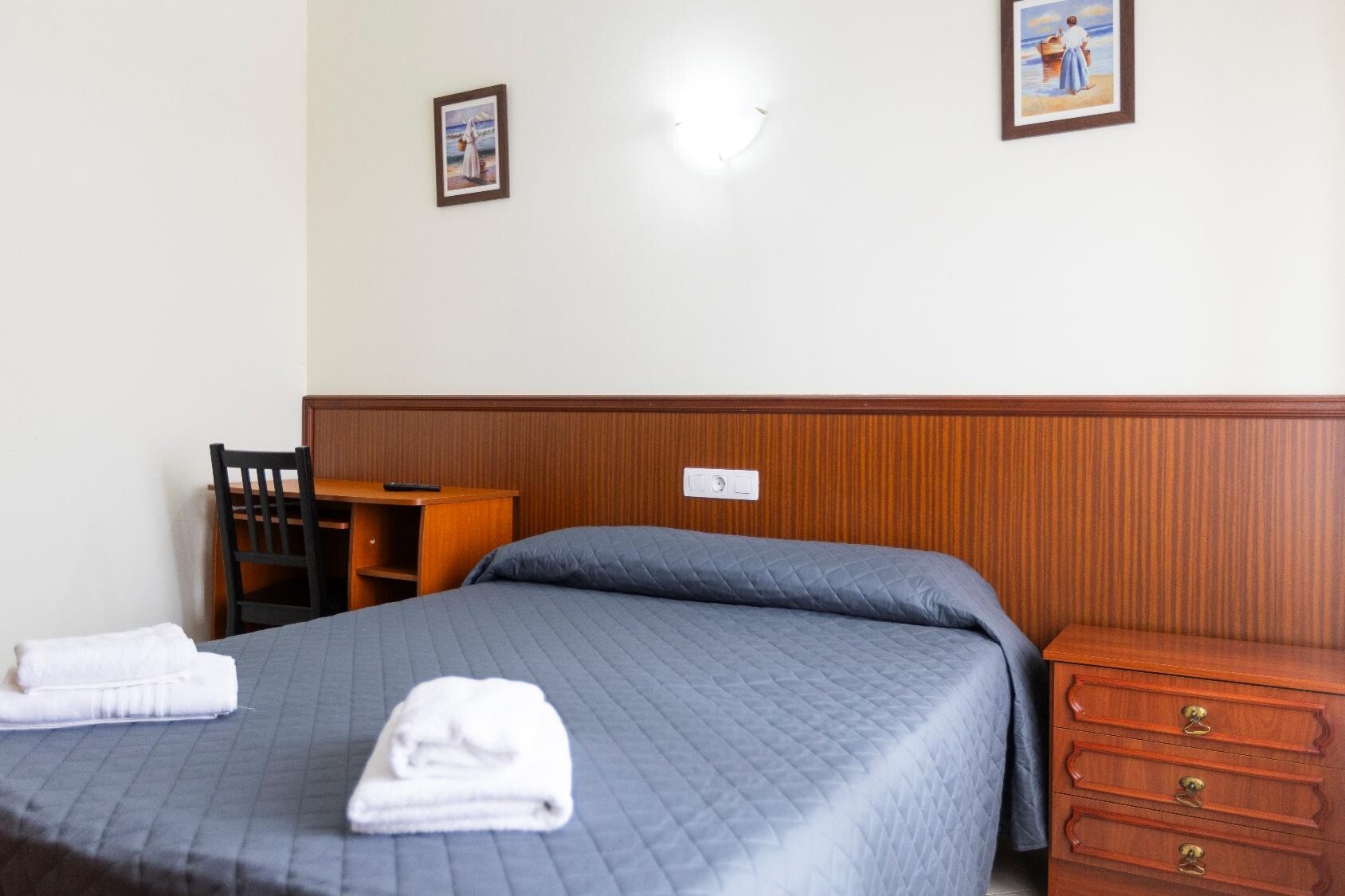 habitacion cama doble con matrimonio