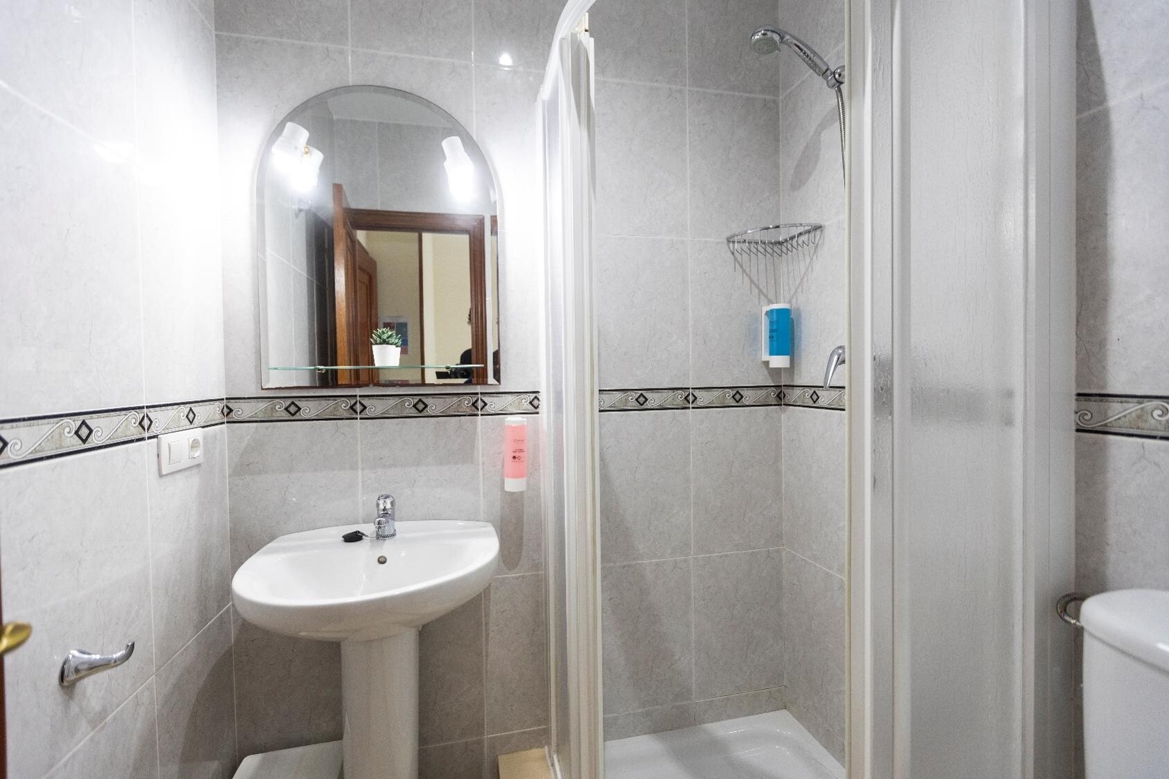 habitacion cama doble con matrimonio 3