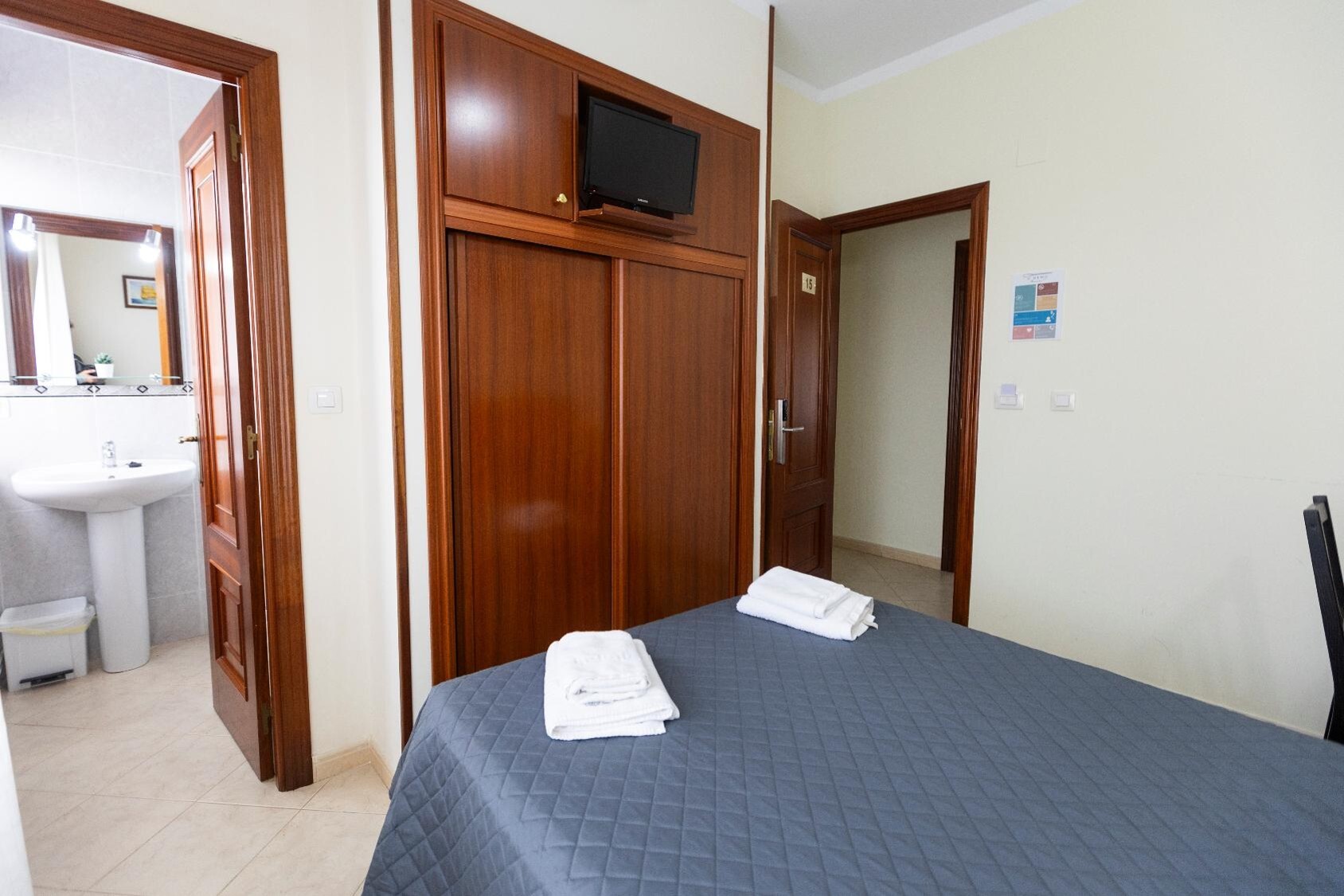 habitacion cama doble con matrimonio 5