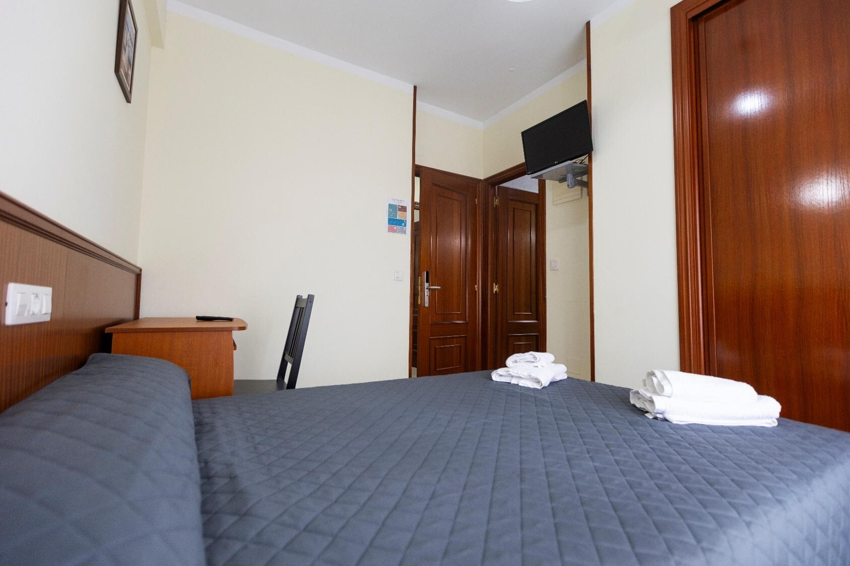 habitacion cama doble con matrimonio 9